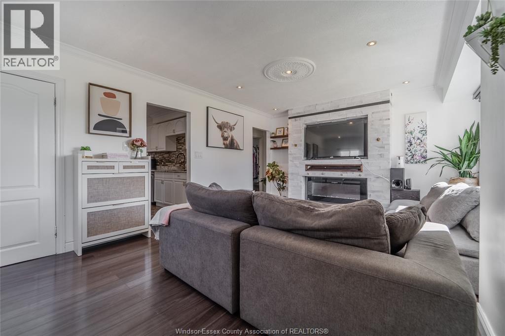 4-bedroom Single Family at 1838 Bernard Road, Windsor — photograph 3