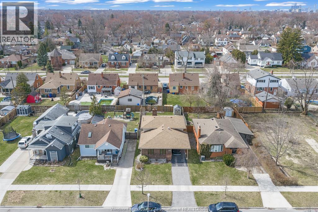 4-bedroom Single Family at 1031 Eastlawn, Windsor — photograph 3