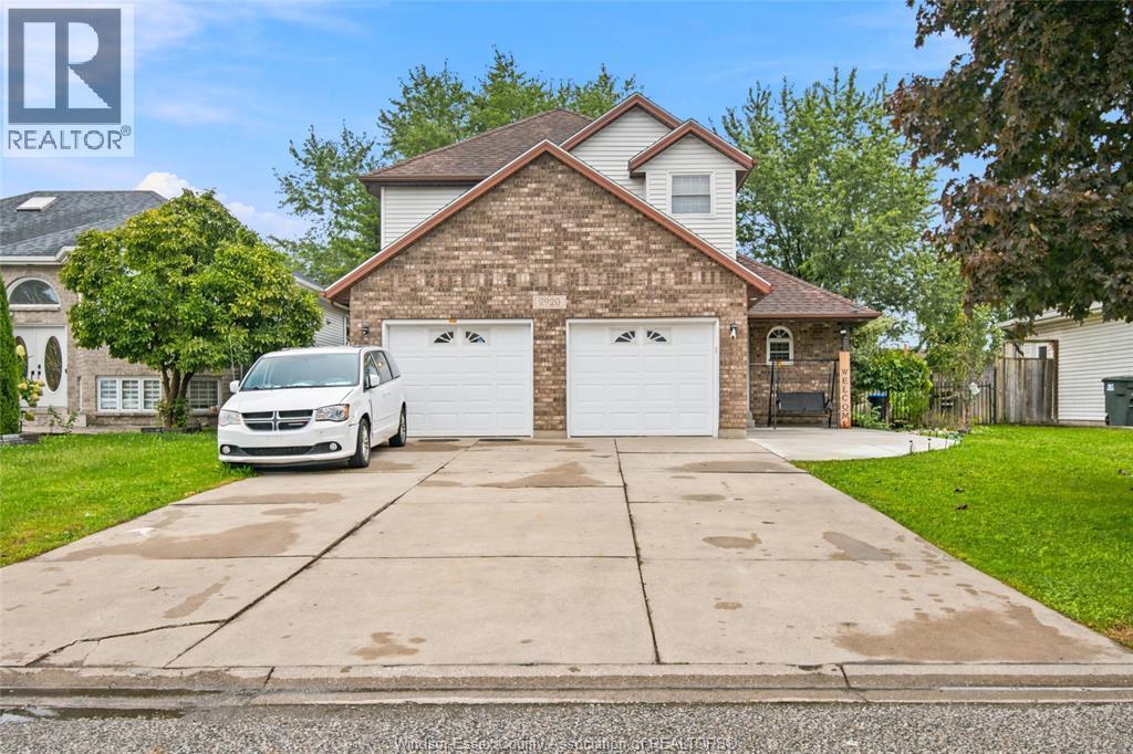 4-bedroom Single Family at 2920 Strawberry Drive, Tecumseh — photograph 2