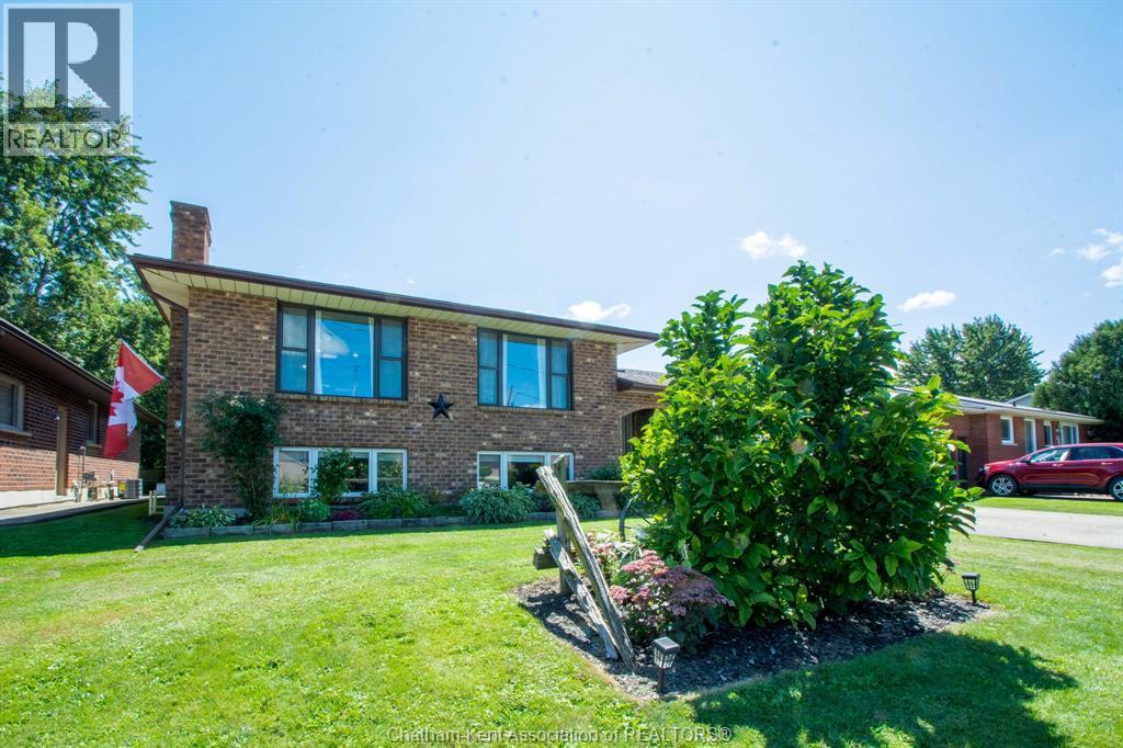 3-bedroom Single Family at 272 Anne Street, West Lorne — photograph 2