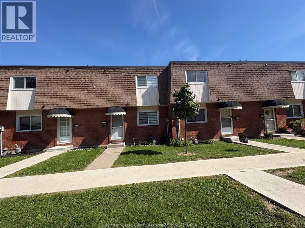 3-bedroom Single Family at 5422 Lassaline Avenue #25, Windsor — photograph 2
