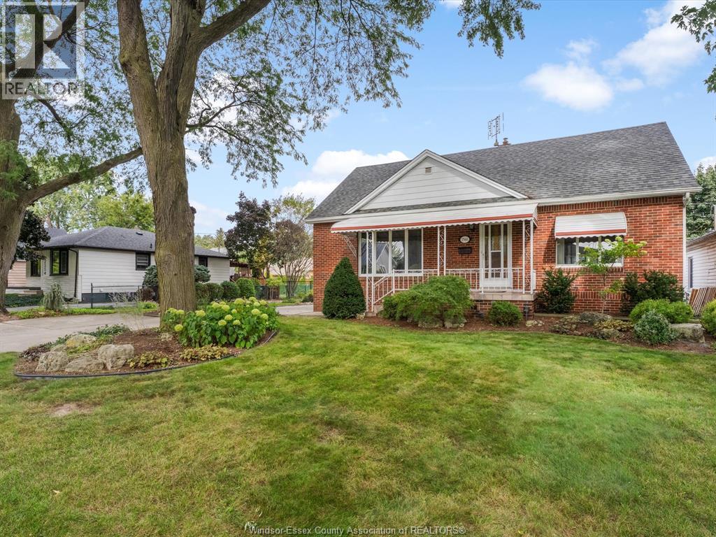 3-bedroom Single Family at 2566 Tourangeau, Windsor — photograph 3