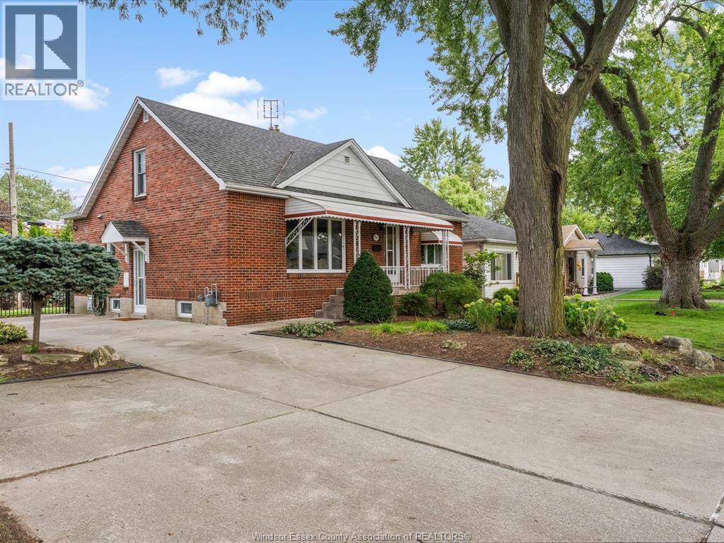 3-bedroom Single Family at 2566 Tourangeau, Windsor — photograph 2