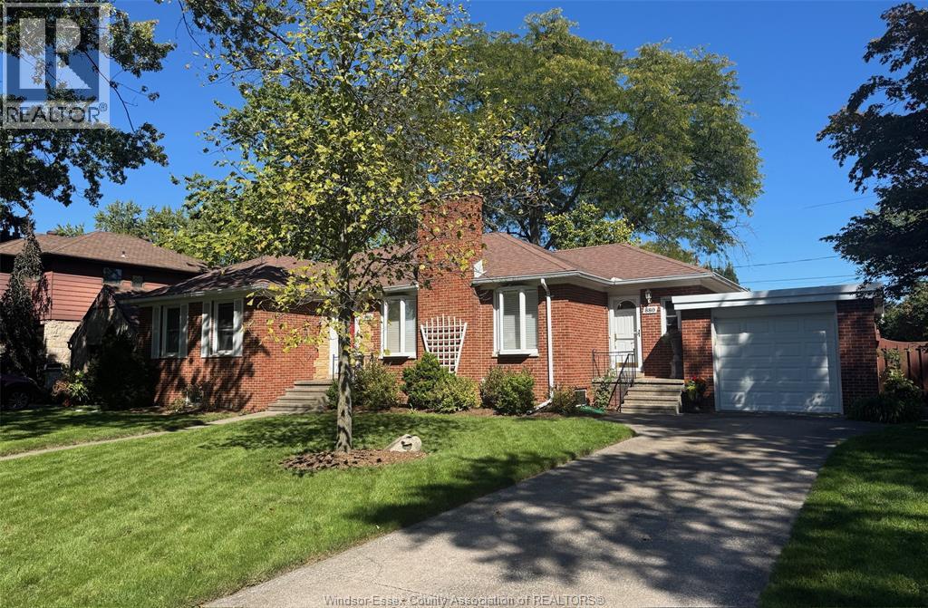 4-bedroom Single Family at 880 Patrice Drive, Windsor — photograph 2