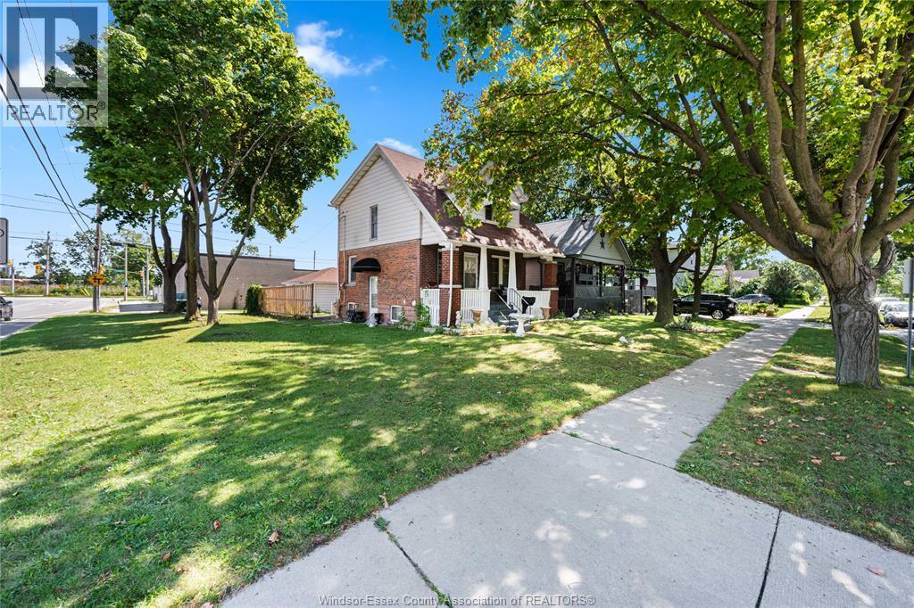 5-bedroom Single Family at 908 Oak Street, Windsor — photograph 2