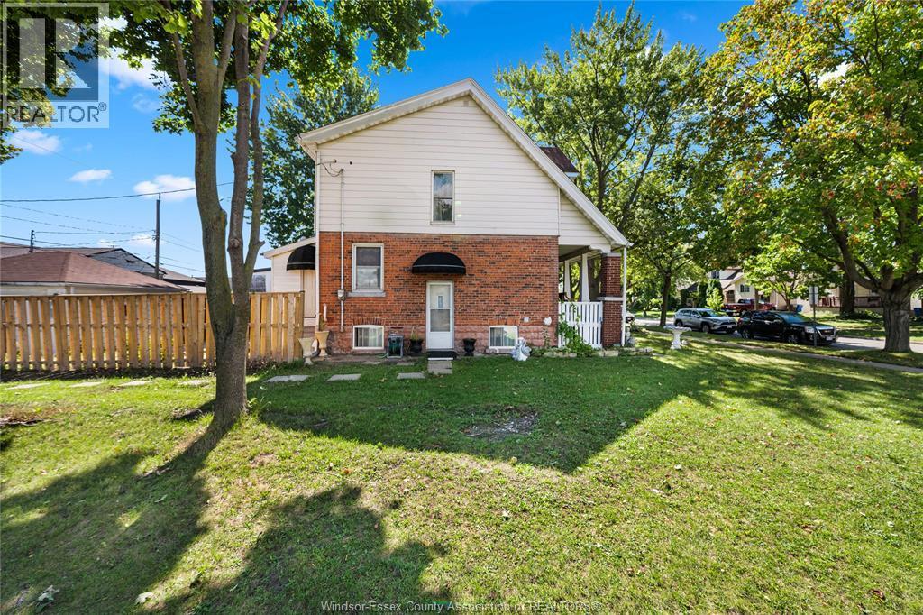 5-bedroom Single Family at 908 Oak Street, Windsor — photograph 3