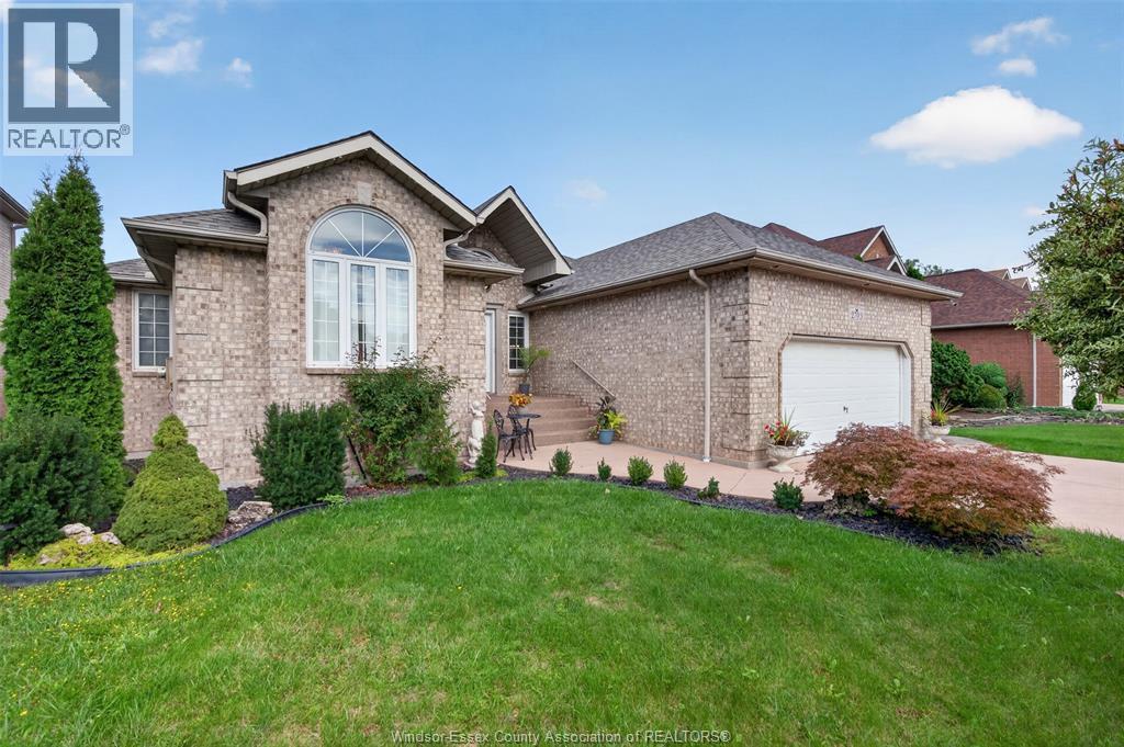 6-bedroom Single Family at 2703 Lombardy Cres, LaSalle — primary photograph