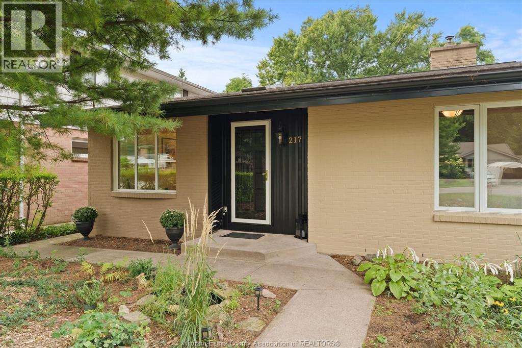 3-bedroom Single Family at 217 Arlington Boulevard, Tecumseh — photograph 2