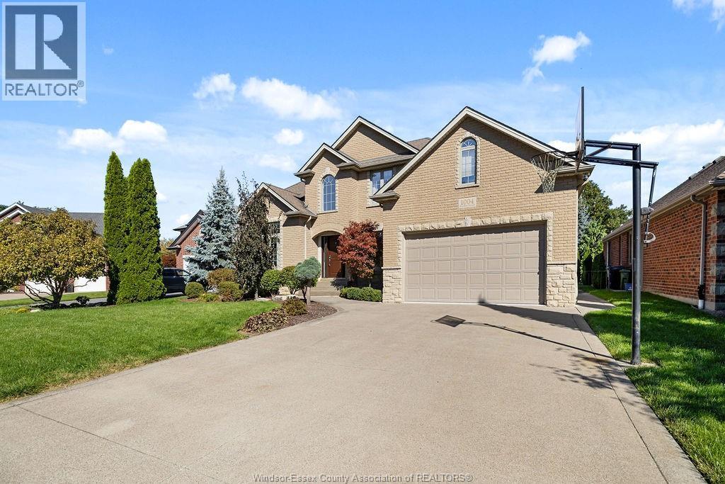 6-bedroom Single Family at 1004 Woodland Cres, Lakeshore — photograph 3