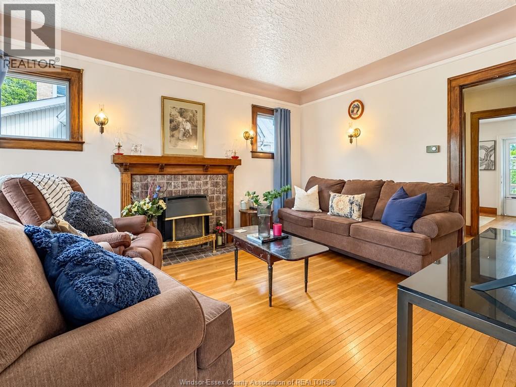 4-bedroom Single Family at 2270 Lillian, Windsor — photograph 3