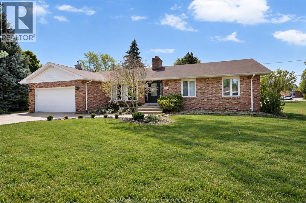 5-bedroom Single Family at 255 Fort St, Amherstburg — primary photograph