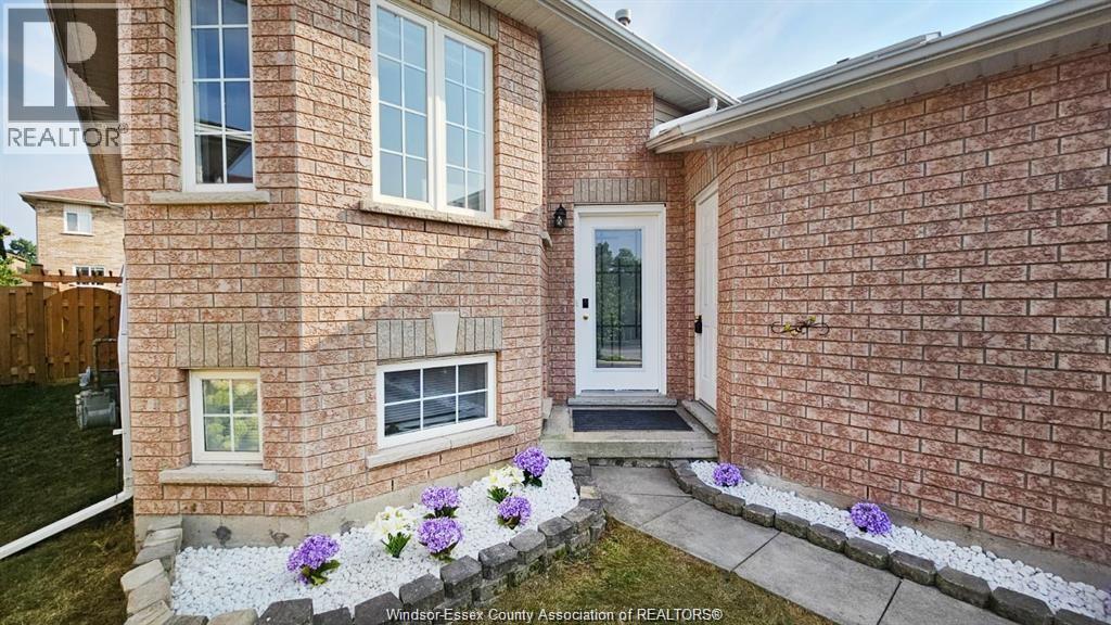 5-bedroom Single Family at 201 Hanmer Street, Barrie — photograph 3