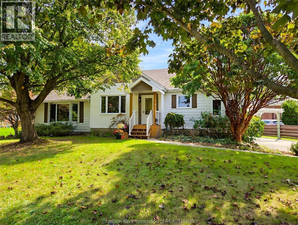 3-bedroom Single Family at 12 Crerar Drive, Chatham — photograph 2