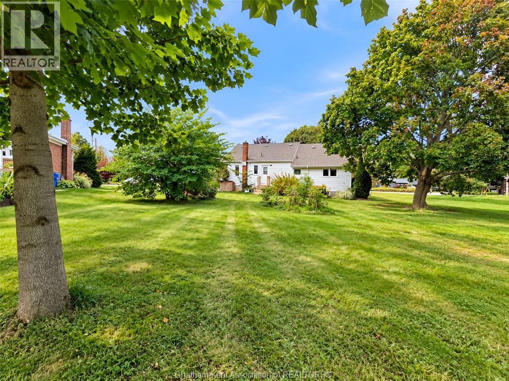 3-bedroom Single Family at 12 Crerar Drive, Chatham — photograph 3