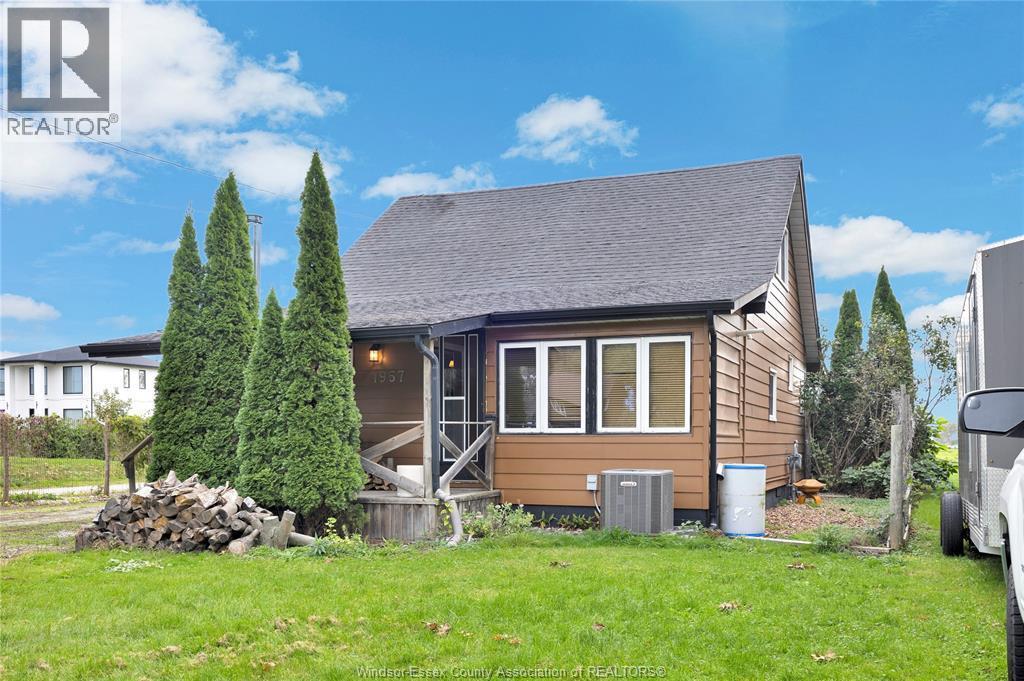 3-bedroom Single Family at 1957 Front Road, Amherstburg — photograph 3