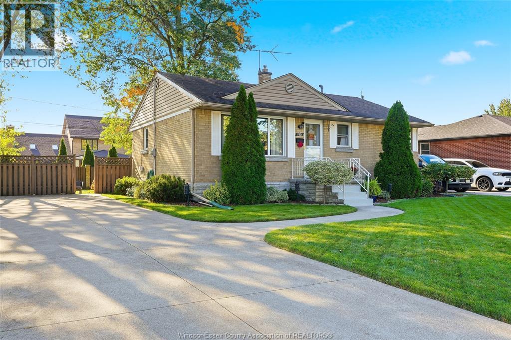 3-bedroom Single Family at 2691 Askin, Windsor — photograph 2