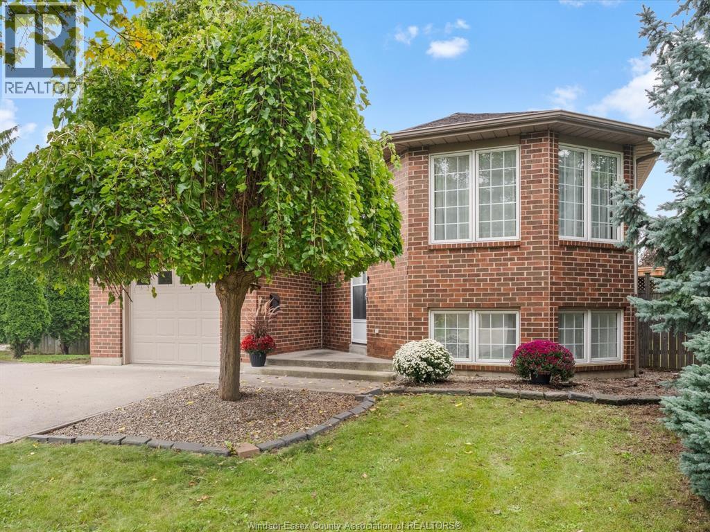 3-bedroom Single Family at 342 Thorn Ridge Crescent, Amherstburg — photograph 3