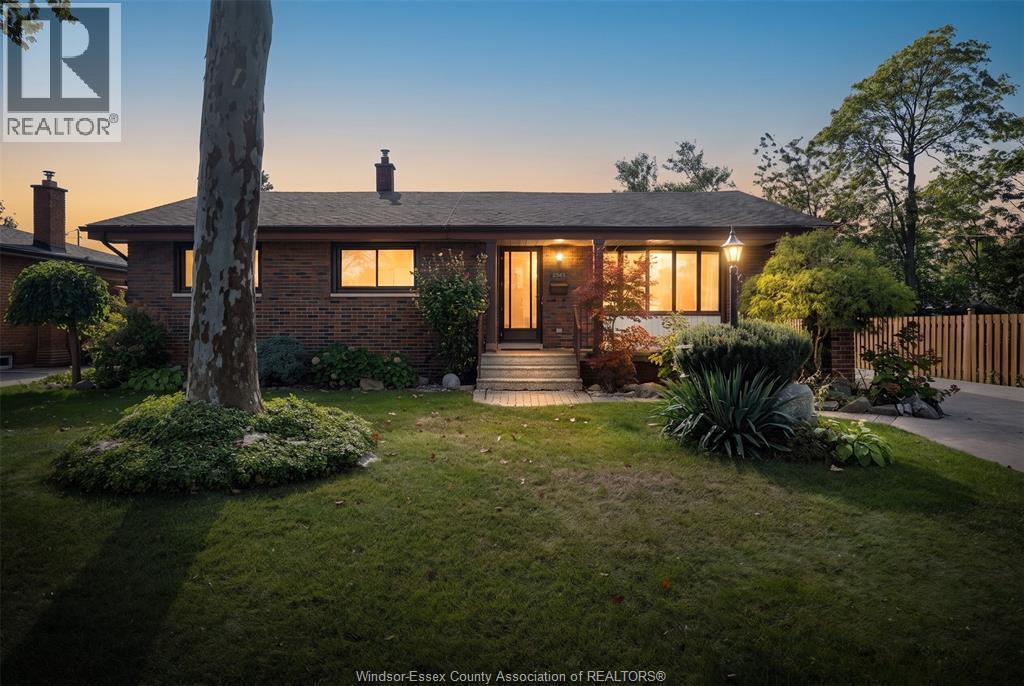 4-bedroom Single Family at 2545 St. Patricks's Avenue, Windsor — primary photograph