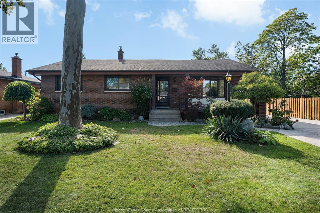 4-bedroom Single Family at 2545 St. Patricks's Avenue, Windsor — photograph 3