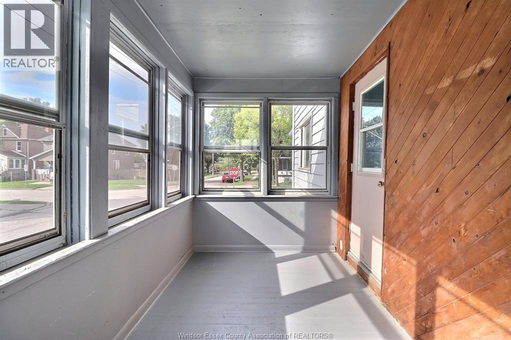 4-bedroom Single Family at 2640 Whelpton, Windsor — photograph 2