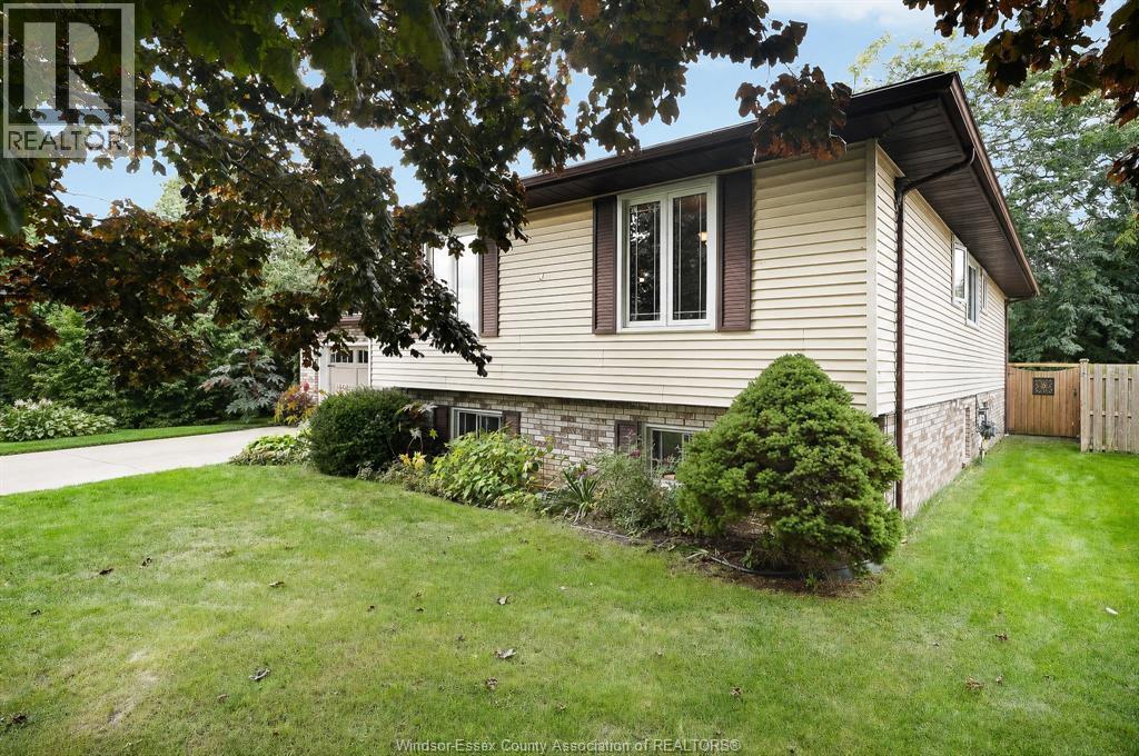 4-bedroom Single Family at 42 William Avenue, Kingsville — photograph 2
