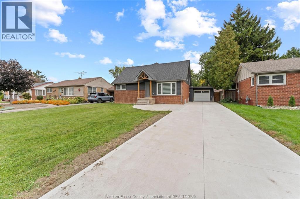 5-bedroom Single Family at 2858 Dandurand, Windsor — photograph 3