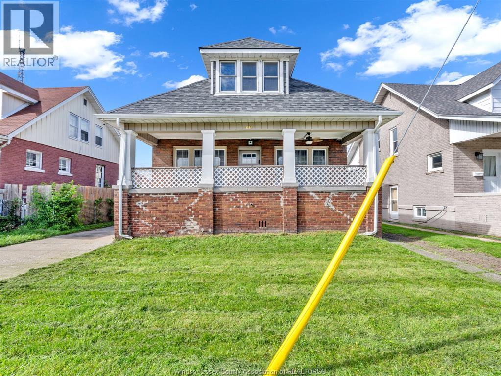 4-bedroom Single Family at 172 Giles Boulevard, Windsor — photograph 2