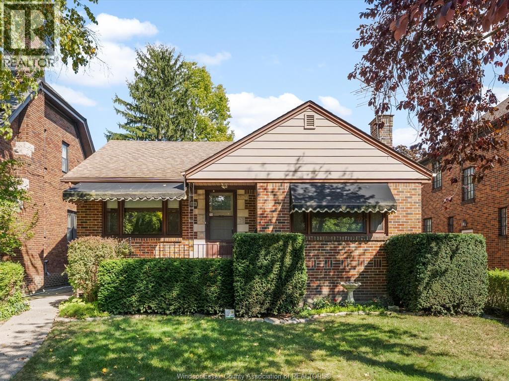 4-bedroom Single Family at 2214 Victoria Avenue, Windsor — photograph 2
