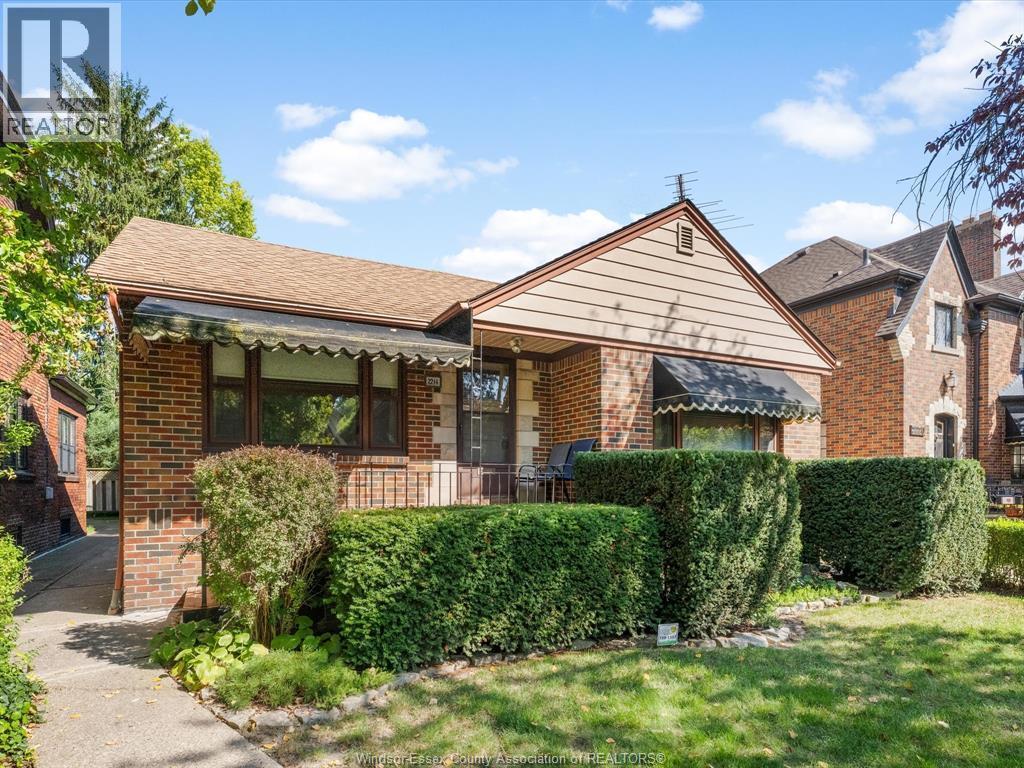 4-bedroom Single Family at 2214 Victoria Avenue, Windsor — photograph 3