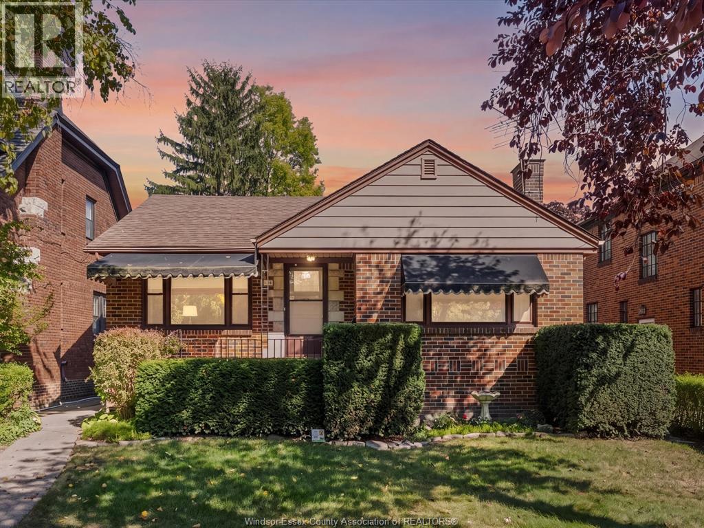 4-bedroom Single Family at 2214 Victoria Avenue, Windsor — primary photograph