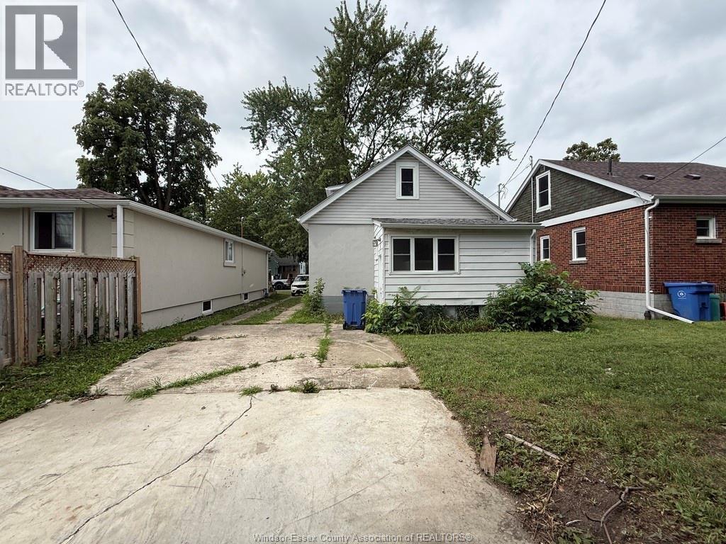 3-bedroom Single Family at 1296 Laurendeau Avenue, Windsor — photograph 2