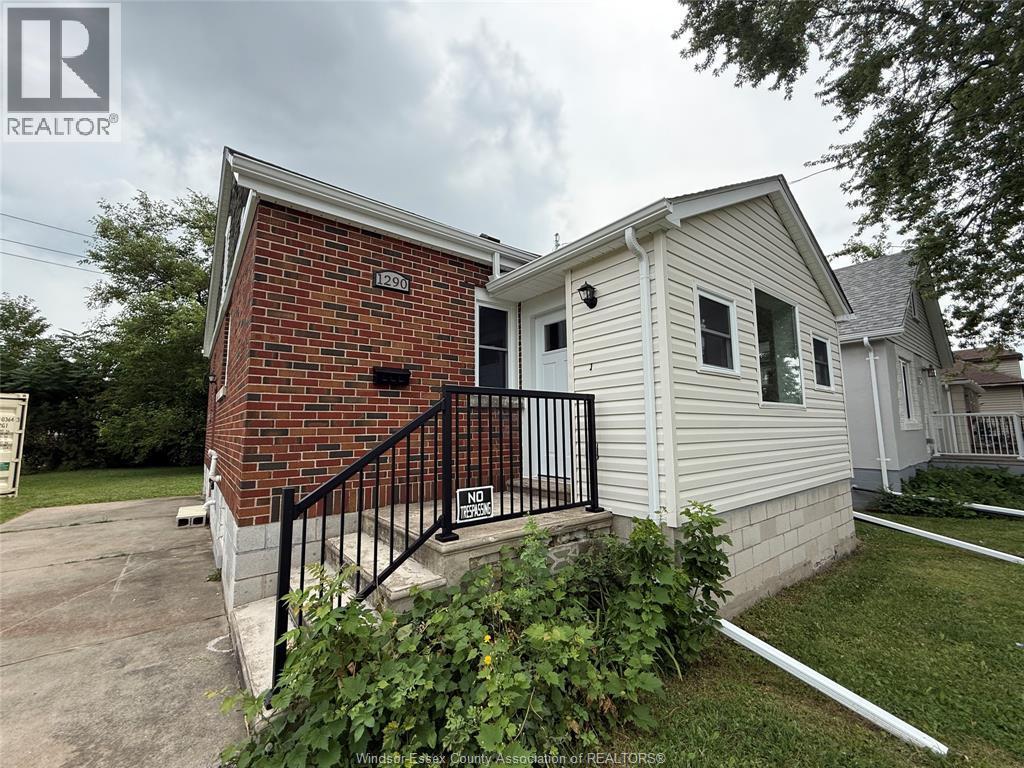 3-bedroom Single Family at 1290 Laurendeau Avenue, Windsor — photograph 2