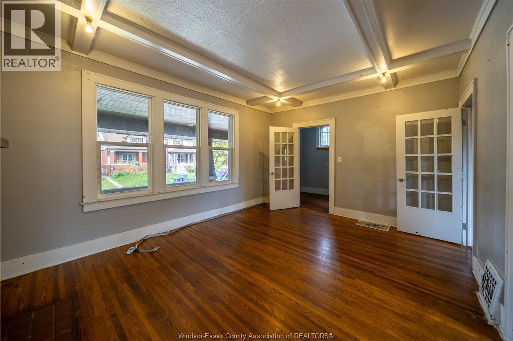 3-bedroom Single Family at 1076 Dougall Avenue #MAIN, Windsor — photograph 3