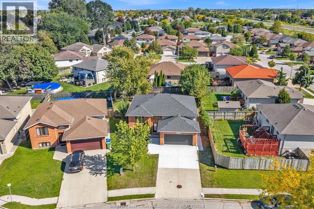 5-bedroom Single Family at 4274 Dennison Court, Windsor — photograph 2