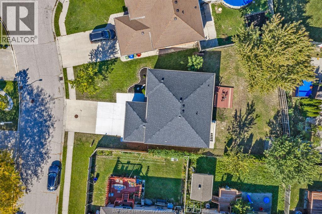 5-bedroom Single Family at 4274 Dennison Court, Windsor — photograph 3