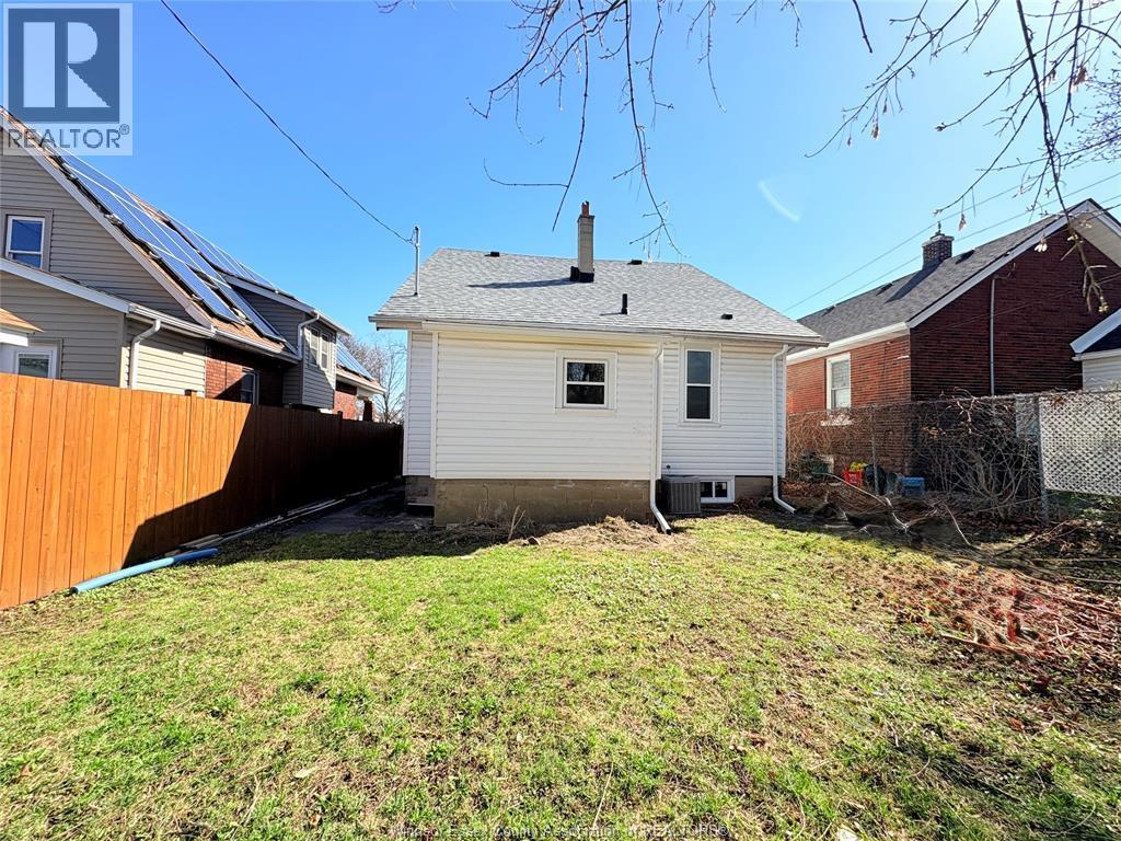 3-bedroom Single Family at 1489 Windermere Road, Windsor — photograph 2