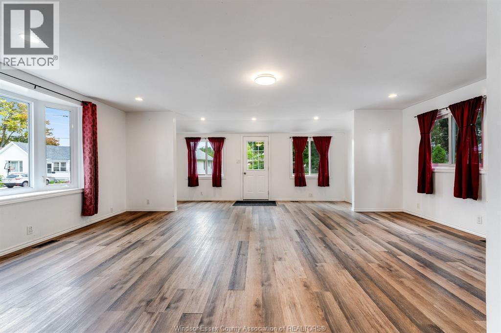 5-bedroom Single Family at 171 Edgar Street, Chatham — photograph 3