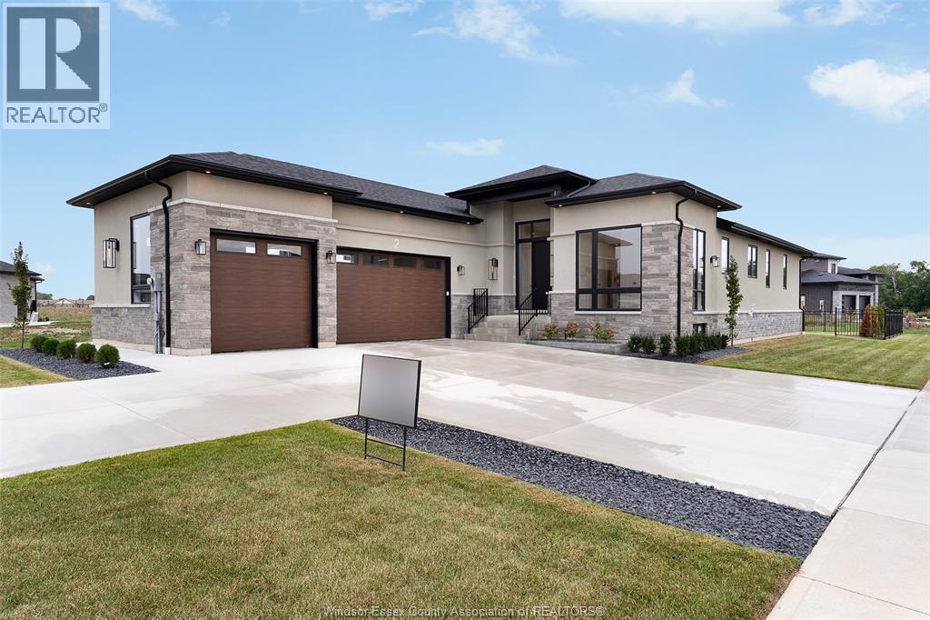 5-bedroom Single Family at 2 Pebble Beach Court, Leamington — photograph 2