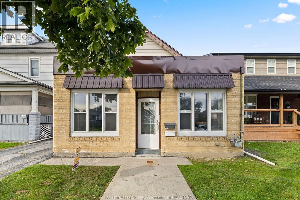 4-bedroom Single Family at 1537 Howard, Windsor — photograph 2
