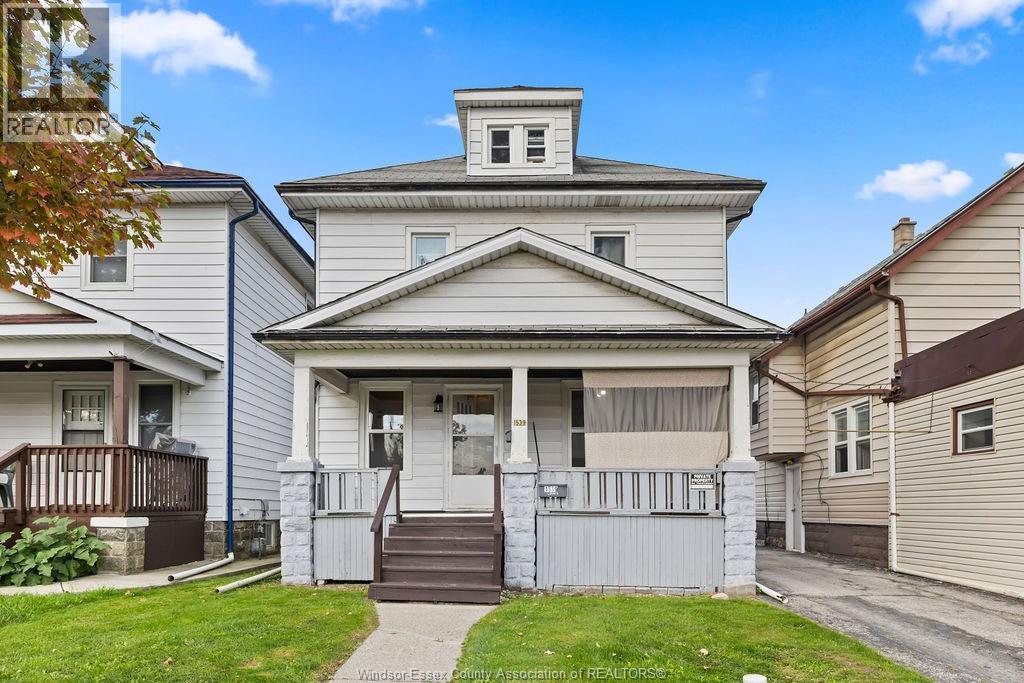 4-bedroom Single Family at 1539 Howard, Windsor — photograph 2