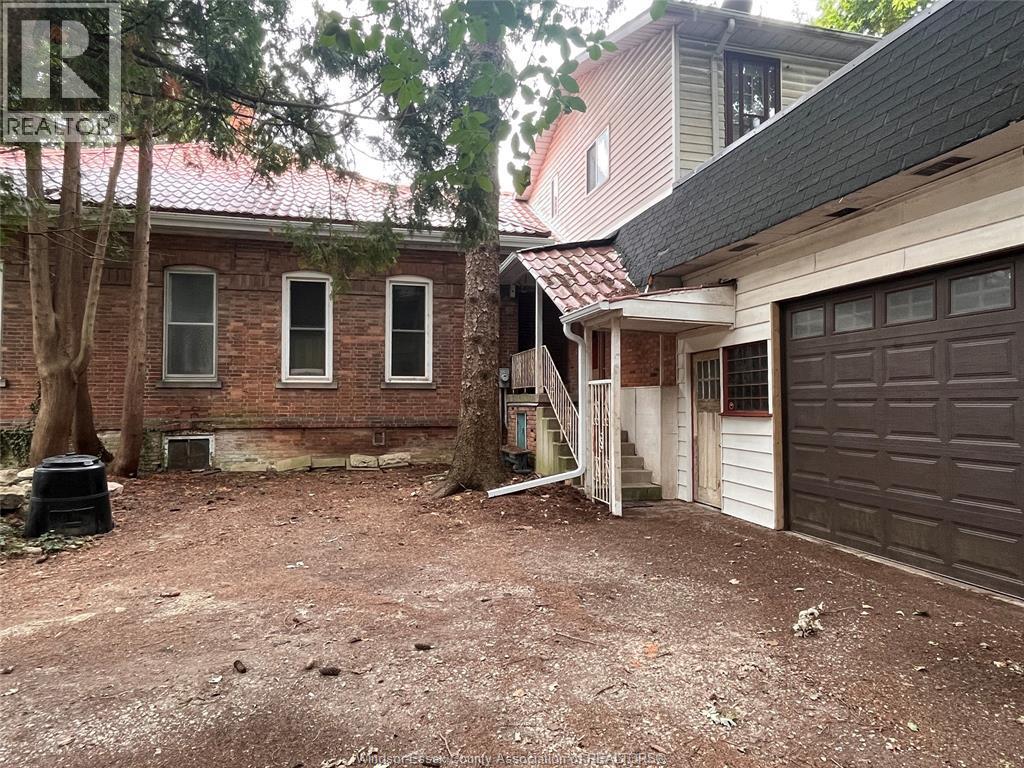 6-bedroom Single Family at 62 Lacroix Street, Chatham — photograph 2