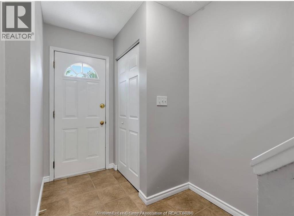 3-bedroom Single Family at 6732 Roseville Garden Drive, Windsor — photograph 2