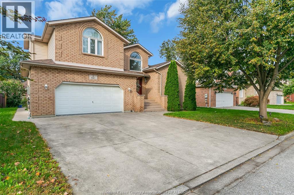 6-bedroom Single Family at 445 John Harvey Crescent, Windsor — photograph 2