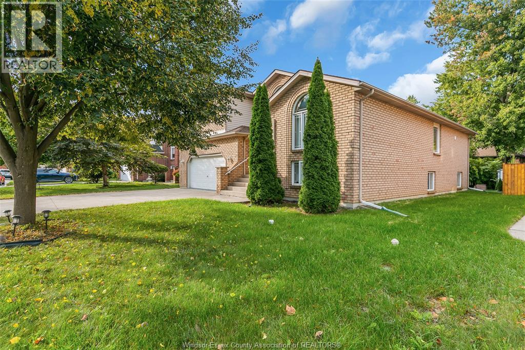 6-bedroom Single Family at 445 John Harvey Crescent, Windsor — photograph 3