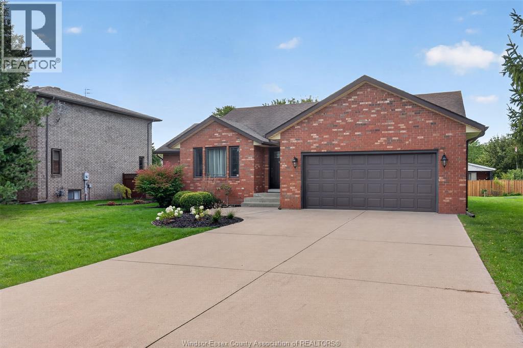 3-bedroom Single Family at 2357 Docherty Drive, Tecumseh — photograph 2