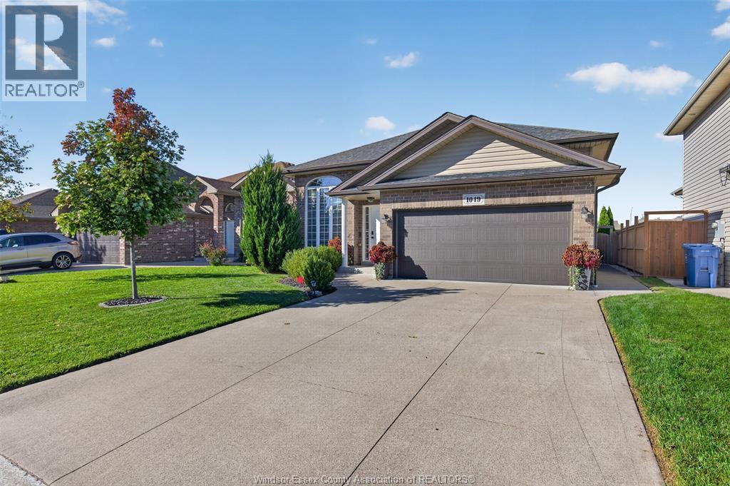 3-bedroom Single Family at 1049 Thunderbay, Windsor — primary photograph