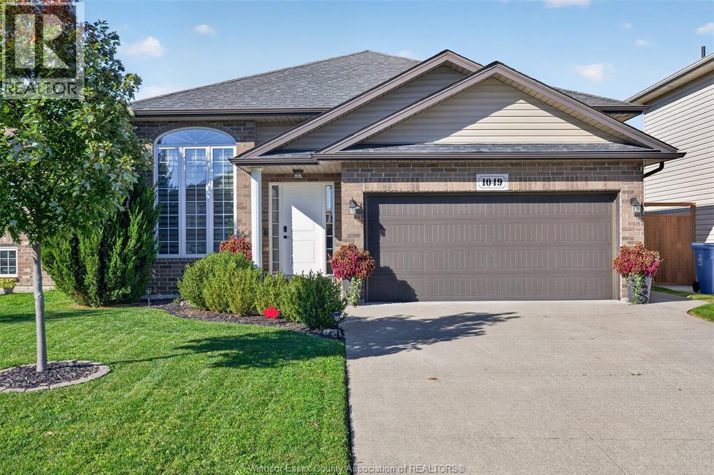 3-bedroom Single Family at 1049 Thunderbay, Windsor — photograph 2