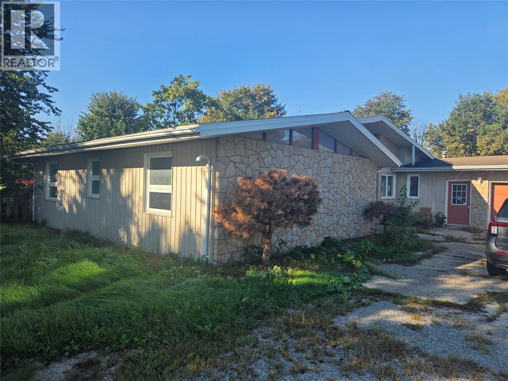 3-bedroom Single Family at 618 Mersea Road 8, Leamington — photograph 2