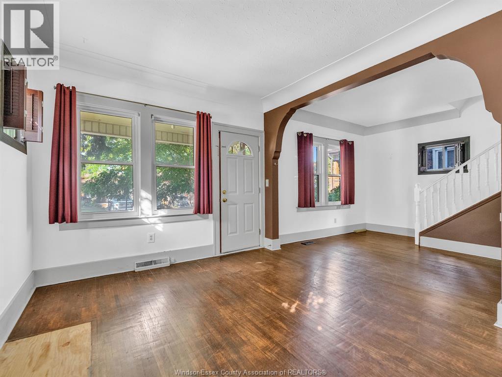 3-bedroom Single Family at 1396 Moy Avenue, Windsor — photograph 3