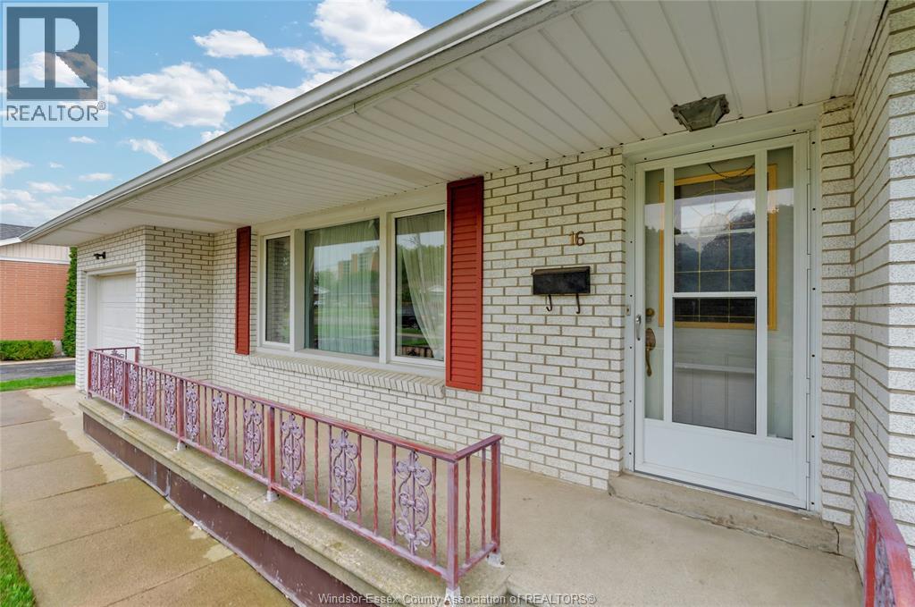 3-bedroom Single Family at 16 Pulford, Leamington — photograph 2